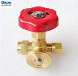 Ohjauspainemittarin neulaventtiili laipalla